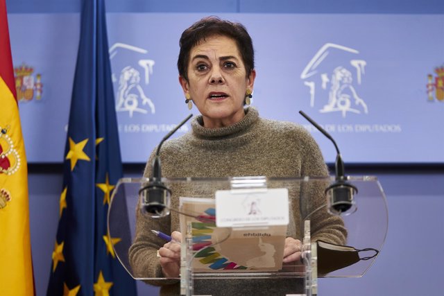 La portavoz de EH Bildu en el Congreso, Mertxe Aizpurua, en una rueda de prensa anterior a una Junta de Portavoces en el Congreso de los Diputados, a 21 de diciembre de 2021, en Madrid, (España).