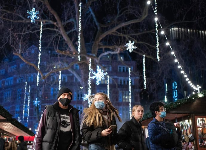Personas con mascarillas en un mercado de Londres