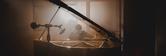 El teclista i un dels compositors de Txarango Sergi Carbonell