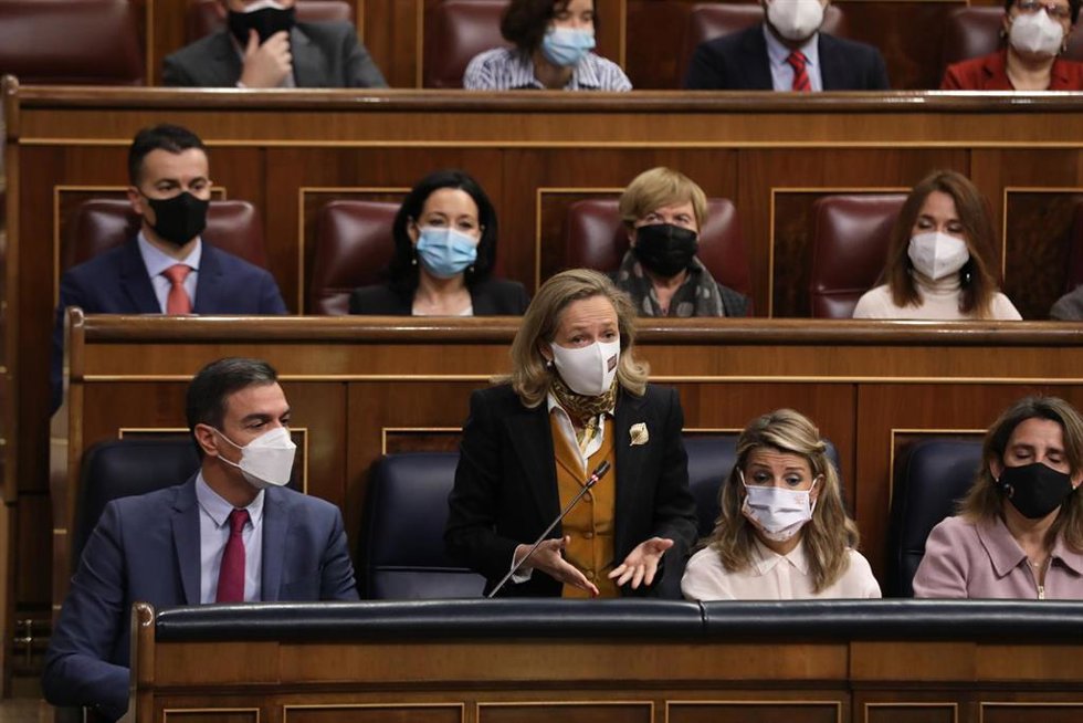 (I-D) El presidente del Gobierno, Pedro Sánchez, la vicepresidenta primera del Gobierno y ministra de Asuntos Económicos y Transformación Digital, Nadia Calviño.