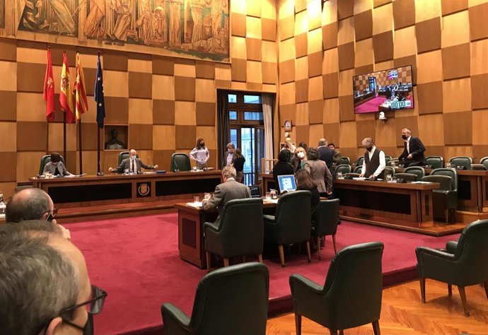 Foto del Pleno del Ayuntamiento de Zaragoza desde la puerta por limitaciones de prevención de contagios de la COVID-19