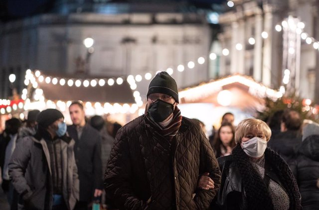 21 December 2021, United Kingdom, London: People at a Christmas market in Trafalgar Square, as the government today ruled out introducing further restrictions in England ahead of Christmas to slow the spread of the Omicron variant of coronavirus. 