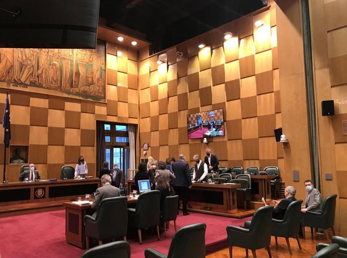 Foto del pleno del Ayuntamiento desde la puerta por restricciones sanitarias debido a la COVID-19
