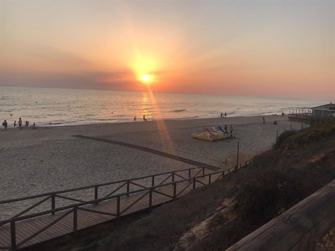 Archivo - Atardecer en la playa de Matalascañas.