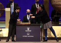 La cooperativa de Lliçà d'Amunt y Sant Andreu (Barcelona) reparten parte del quinto 70.316