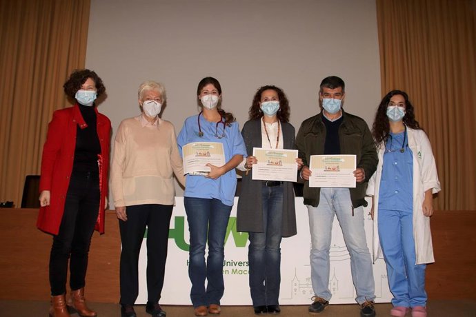Galardonados con los premios del XXV Certamen de Cuentos Navideños 'Doctor Francisco Vela' que organiza el Servicio de Pediatría del Hospital Virgen Macarena.