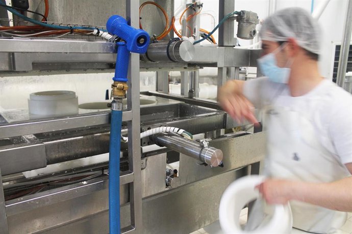 Archivo - Un operario en la sala de elaboración de una fábrica, foto de archivo