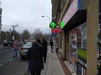 Colas en las farmacias de Madrid para recoger el test de antígenos