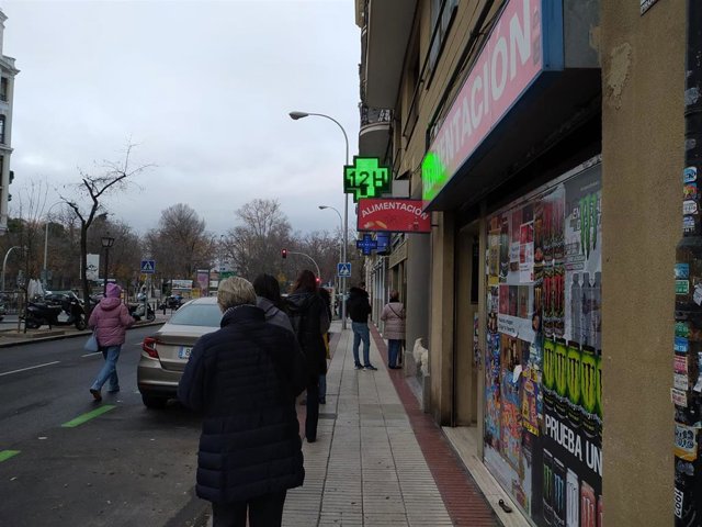 Cola en una farmacia de Ibiza