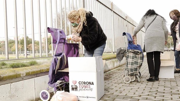 Reparto de cestas de Navidad en el Polígono Sur de Sevilla.