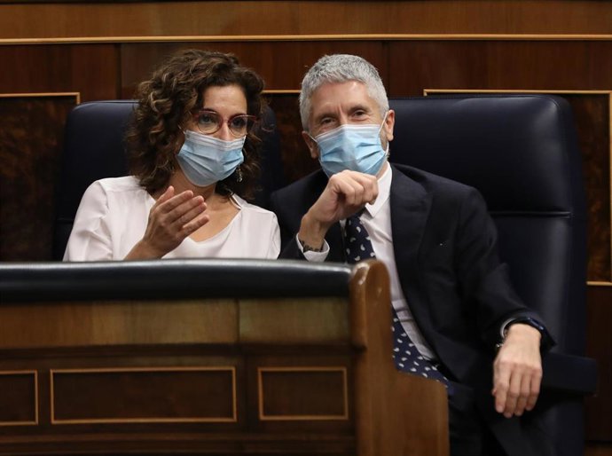 La ministra de Hacienda y Función Pública, María Jesús Montero y el ministro del Interior, Fernando Grande Marlaska, en el pleno del Congreso