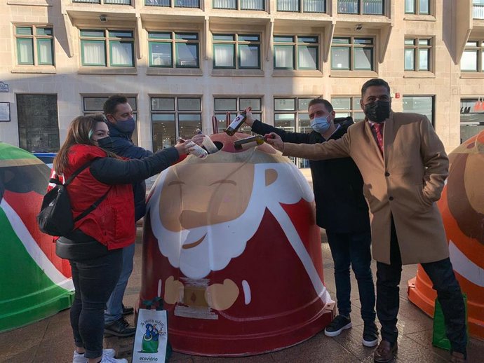 El alcalde de Burgos, Daniel de la Rosa, la directora autonómica de Castilla y León, Elena Abajo, el concejal de Medio Ambiente, Josué Temiño, y el gerente de Ecovidrio en Castilla y León, José Carlos Agustina.