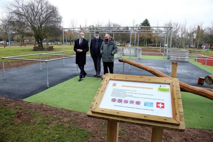 El alcalde de León, José Antonio Diez, junto al concejal de Desarrollo Urbano, Luis García Copete, y el concejal de UPL, Eduardo López Sendino, visitan este espacio verde.