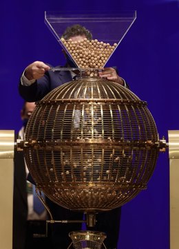 Bombo de la lotería durante la celebración del Sorteo Extraordinario de la Lotería de Navidad 2021, en el Teatro Real de Madrid.