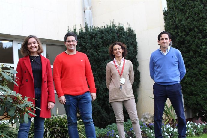 Carolina Nolasco (alumna de Ingeniería en Sistemas de Telecomunicación) y los investigadores del grupo de Principios Matemáticos de Tecnun, la Escuela de Ingeniería de la Universidad de Navarra: Xabier Insausti, Marta de Zárraga y Jesús Gutiérrez.