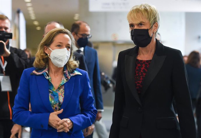 La vicepresidenta primera y ministra de Asuntos Económicos, Nadia Calviño (i), y la secretaria de estado de Digitalización e Inteligencia Artificial, Carme Artigas (d), en la presentación del Kit Digital, en Ifema Madrid, a 24 de noviembre de 2021, en M