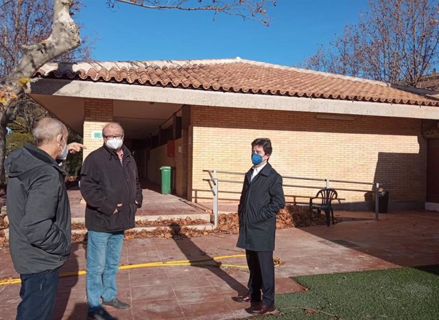 El primer teniente de alcalde y concejal de Deportes del Ayuntamiento de Huesca, José María Romance, ha visitado las obras realizadas en el camping San Jorge.