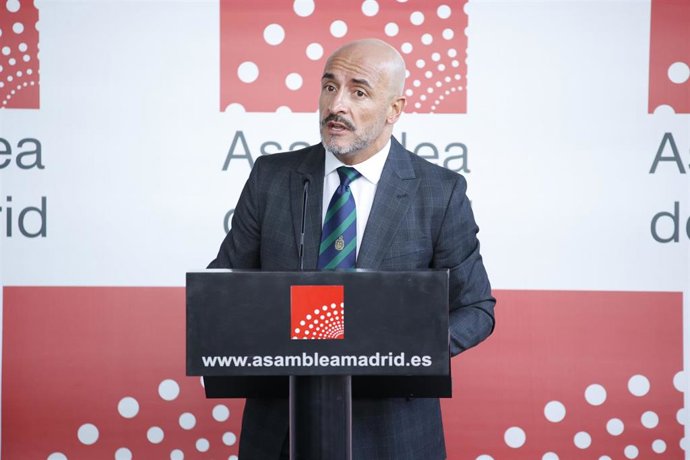 El portavoz adjunto del PSOE en la Asamblea de Madrid, Jesús Celada, interviene en una rueda de prensa anterior a una sesión plenaria en la Asamblea de Madrid, a 9 de diciembre de 2021, en Madrid, (España). Durante el pleno se ha aprobado la mayor bajad