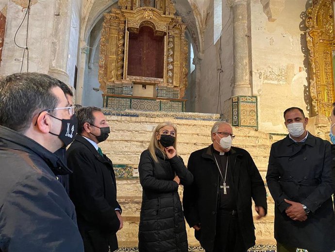 La consejera de Cultura, Patricia del Pozo, en la iglesia de San Pedro de Sanlúcar la Mayor , acompañada por el arzobispo de Sevilla, José Ángel Saiz Meneses, y el alcalde del municipio, Juan Salado.