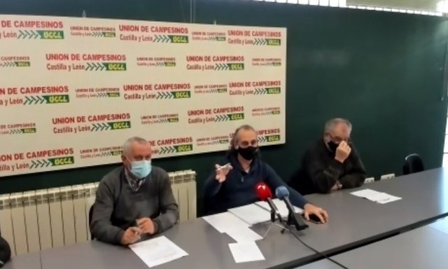 Jesús Manuel González Palacín, en el centro, durante el balance realizado del año y perspectivas de futuro en el campo.