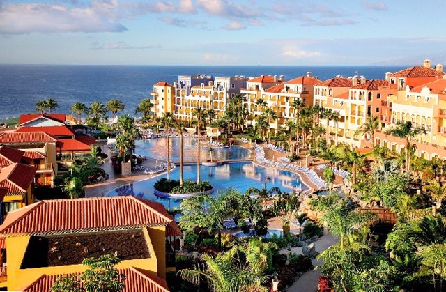 Hotel Bahia Principe Sunlight Costa Adeje, situado en la zona sur de Tenerife, en Playa Paraíso.