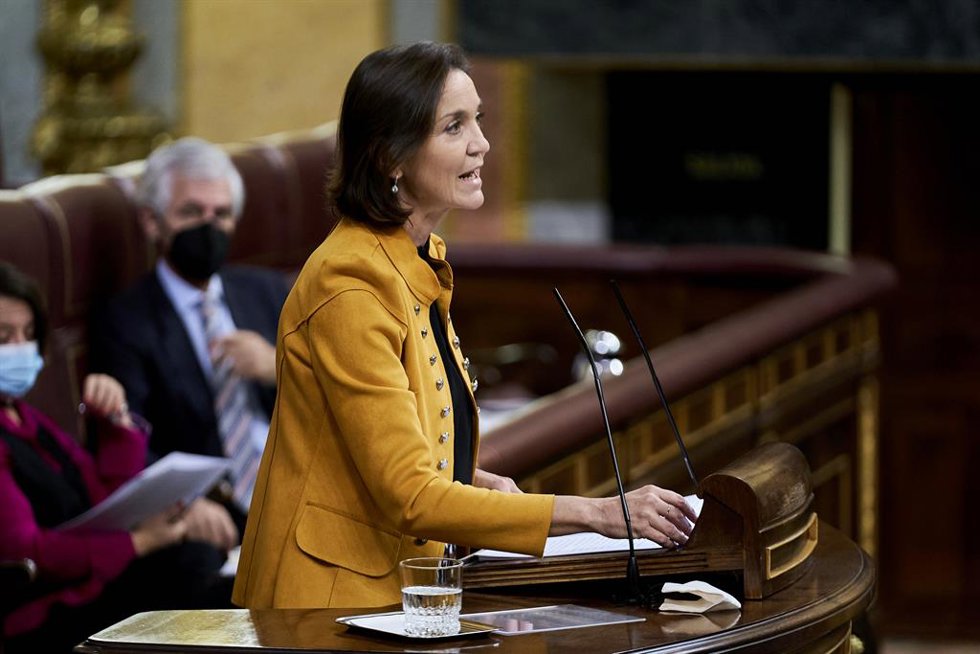 La ministra de Industria y Turismo, Reyes Maroto, interviene en una sesión plenaria en el Congreso de los Diputados.