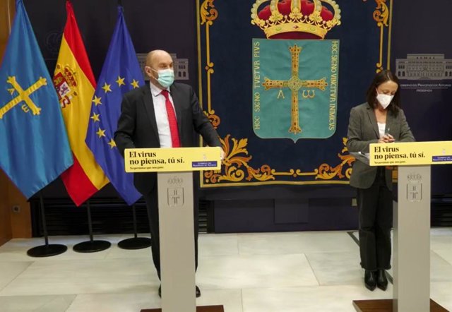 El vicepresidente y presidente en funciones del Principado, Juan Cofiño, y la consejera portavoz Melania Álvarez
