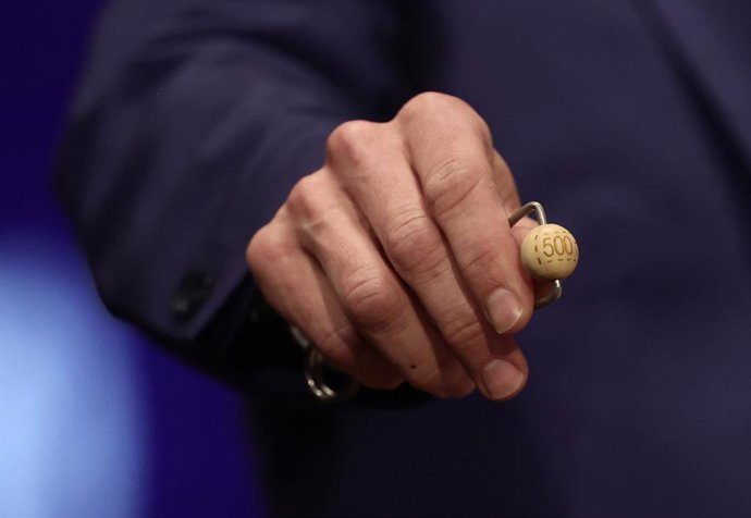 Una de les boles del sorteig extraordinari de Nadal 2021