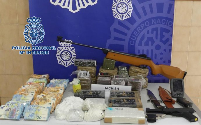 Droga, dinero y armas intervenidos en la operación de la Policía Nacional