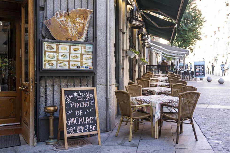 Archivo - Varias mesas de un restaurante en una terraza.