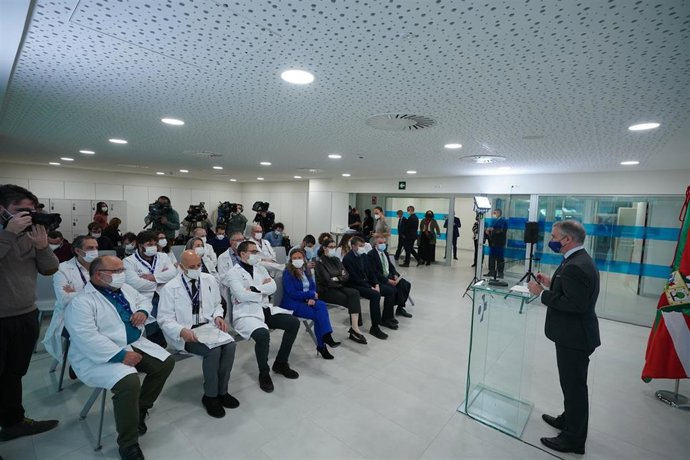 El Lehendakari, Iñigo Urkullu,  durante una visita el nuevo edificio de Servicios Generales del Hospital Universitario de Álava (HUA) Txagorritxu