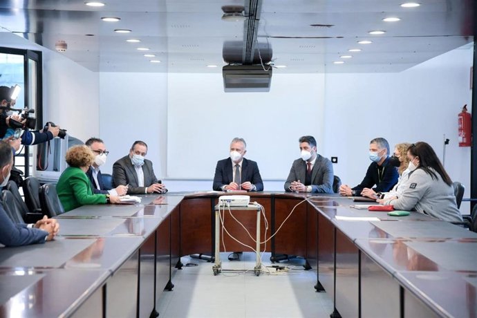El presidente de Canarias, Ángel Víctor Torres (c), en una visita al HUC