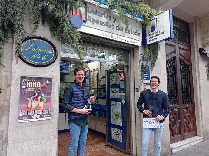 Loteros de la administración número 6 de Logroño felices por haber dado un quinto premio, el 26.711