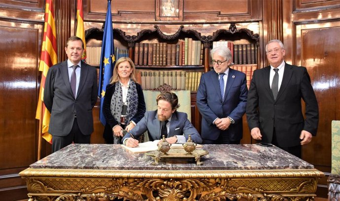 El presidente de Faconauto, Gerardo Pérez, sentado, junto al presidente de Foment del Treball, Josep Sánchez Llibre,