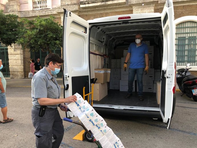 Archivo - Reparto de mascarillas