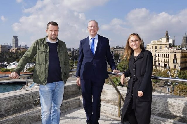 Miquel Martí, ceo de Tech Barcelona, junto con Raquel Podadera, Head of marketing and communications y Juan Carlos Muria, Account General Manager de Dedalus.