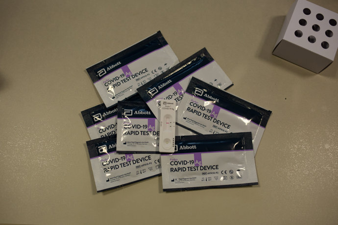 Varios tests rápidos de antígenos de detección de coronavirus en una mesa del Centro de Atención Primaria CAP Manso, en Barcelona, Catalunya (España), a 21 de octubre de 2020.  