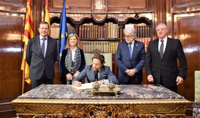 El presidente de Faconauto, Gerardo Pérez, sentado, junto al presidente de Foment del Treball, Josep Sánchez Llibre,
