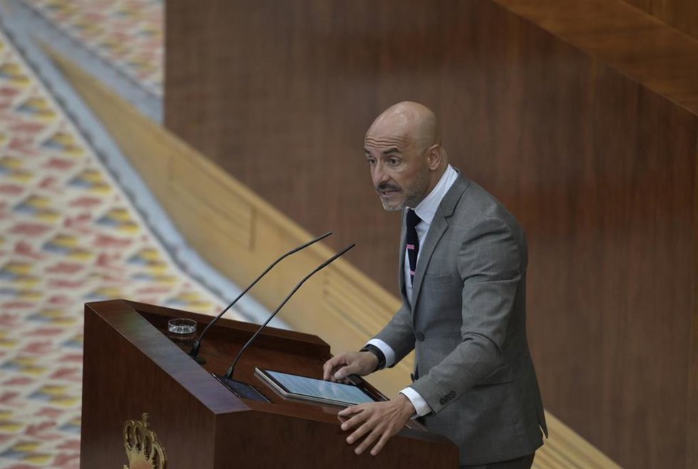 Archivo - El diputado del PSOE Jesús Celada, en una sesión de control al Gobierno de la Comunidad de Madrid, en la Asamblea de Madrid, a 21 de octubre de 2021, en Madrid, (España). El Pleno de la Asamblea de Madrid vuelve a centrar el debate en el Proye