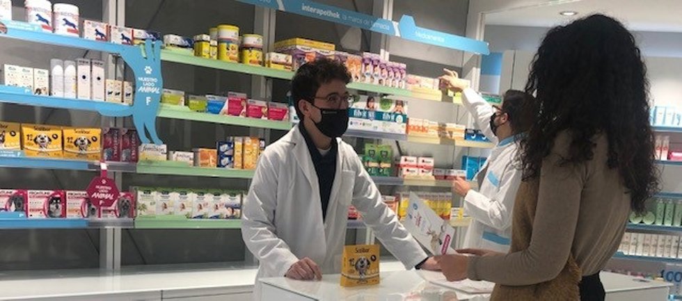 Un veterinario atiende a una clienta