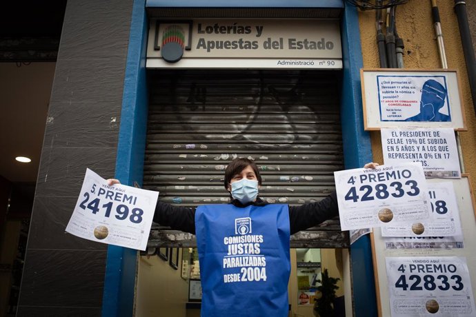 La propietria de l'administració, Cristina Palls, posa amb els dos premis que ha repartit