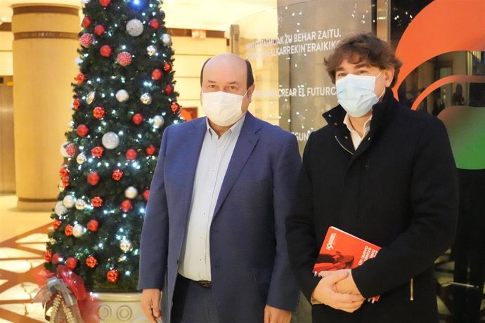 El presidente del EBB del PNV, Andoni Ortuzar, y el secretario general del PSE-EE, Eneko Andueza