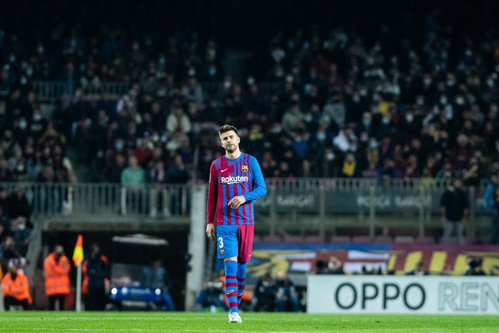 Archivo - 3 Gerard Pique of FC Barcelona gestures during the spanish league, La Liga, football match played between FC Barcelona and RCD Espanyol at Camp Nou stadium on November 20, 2021, in Barcelona, Spain.