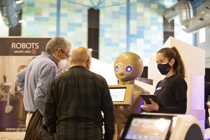 Archivo - Dos personas examinan un proyecto de innovación, en una foto de archivo.