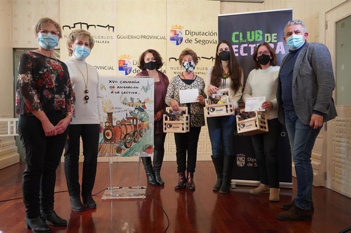 José María Bravo (D) durante la entrega de los premios del concurso de microrrelatos