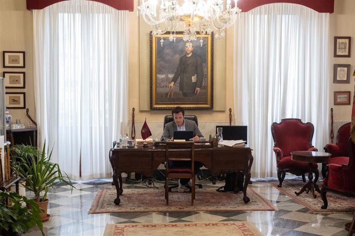 El alcalde de Cádiz en su despacho presidiendo el Pleno telemático.
