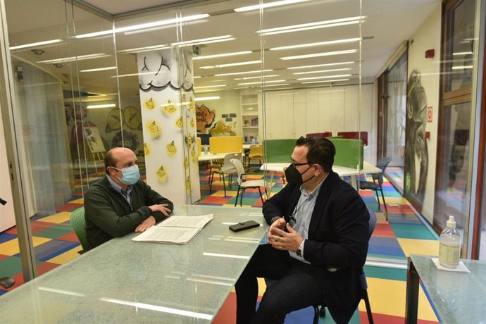 El director general de Infraestructuras, Vicente Urquía. Junto al director general de Juventud, Paco Rivero