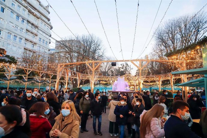 Un grupo de personas pasea por las calles tras varios días de lluvia, a 12 de diciembre de 2021, en Vigo, Galicia (España). L
