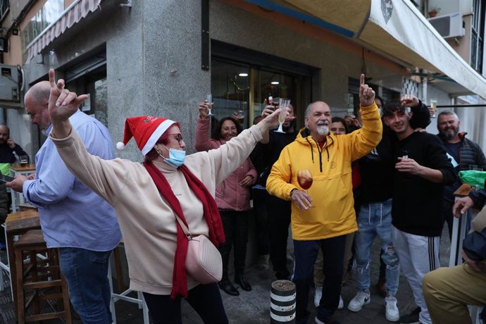 Celebraciones en el bar La Bodega tras vender 50 décimos