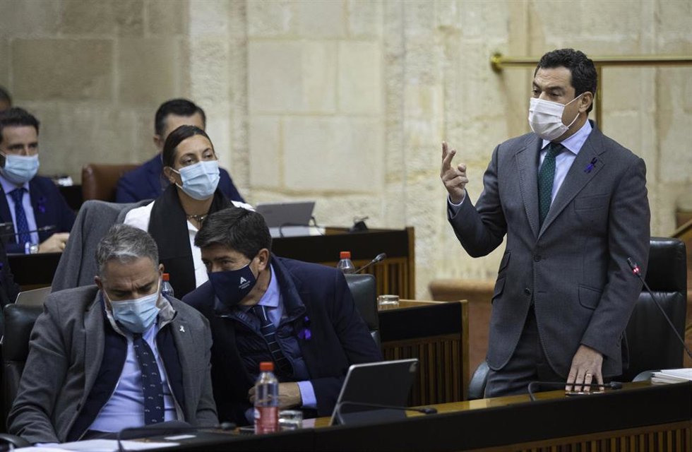 Imagen de archivo de una intervención del presidente de la Junta, Juanma Moreno, en el Parlamento de Andalucía.